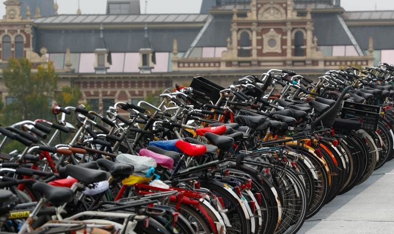 Ámsterdam quiere convertirse en una ciudad de peatones: eliminará 11.000 aparcamientos para 2025